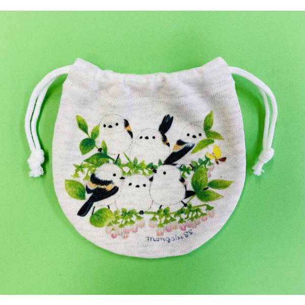 ブルーベリーの花とシマエナガちゃんたちが寄り添っているかわいいミニ巾着。ブルーベリーの花の薄ピンクと葉っぱの緑がみずみずしく描かれていて素敵です♪ことり好きさんへのプレゼントにも♪Size：約10.5×10.5cm素材：スウェット素材　　　...