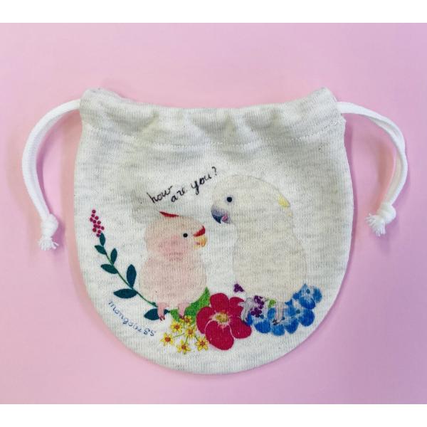 クルマサカオウムちゃんとタイハクオウムちゃんが寄り添って描かれているかわいいミニ巾着。ことり好きさんへのプレゼントにも♪Size：約10.5×10.5cm素材：スウェット素材　　　コットン100%(ミニ裏毛)生産地：日本綿素材のため縫製上生...