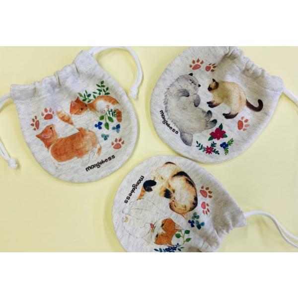 お花や葉っぱと一緒に描かれているモフモフな猫ちゃんがかわいいボタニカルな雰囲気のミニ巾着。お好きなネコちゃんを選んでください♪猫好きさんへのプレゼントにも♪Size：約10.5×10.5cm素材：スウェット素材　　　コットン100%(ミニ裏...