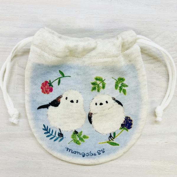 モフモフなシマエナガちゃんとボタニカルテイストのお花や葉っぱがかわいいミニ巾着。お空のブルーをイメージしたブルー背景が素敵です☆ことり好きさんへのプレゼントにも♪Size：約10.5×10.5cm素材：スウェット素材　　　コットン100%(...