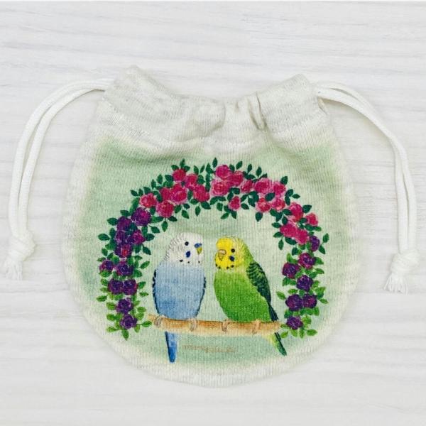 薔薇のリースとセキセイちゃんが素敵ながかわいいミニ巾着。ことり好きさんへのプレゼントにも♪Size：約10.5×10.5cm素材：スウェット素材　　　コットン100%(ミニ裏毛)生産地：日本綿素材のため縫製上生じる若干の誤差は何卒ご容赦くだ...