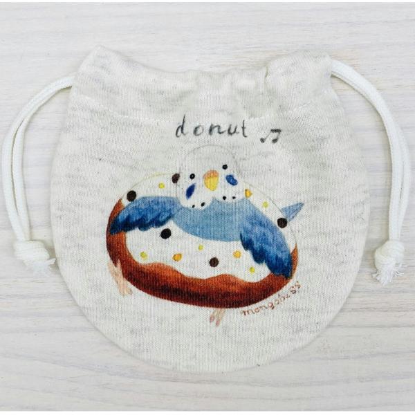 ドーナツにすぽっ！！とはまっているセキセイちゃんがとってもかわいい??ホワイトチョコファッションドーナツも美味しそうですね♪セキセイブルーちゃん好きの方にお勧めミニ巾着です♪ことり好きさんへのプレゼントにも♪Size：約10.5×10.5c...