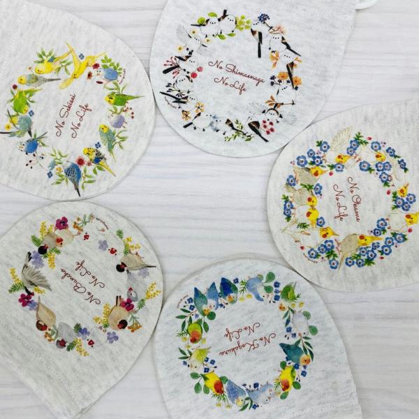 ことりが描かれているかわいいミニ巾着。お花や葉っぱもとってもナチュラルで素敵なリース柄のミニ巾着です♪巾着Sは、鳥種別に9柄♪ご自分用に♪お友達に♪大事な方への贈り物に♪さりげないお返しに♪♪Size：約10.5×10.5cm素材：スウェッ...