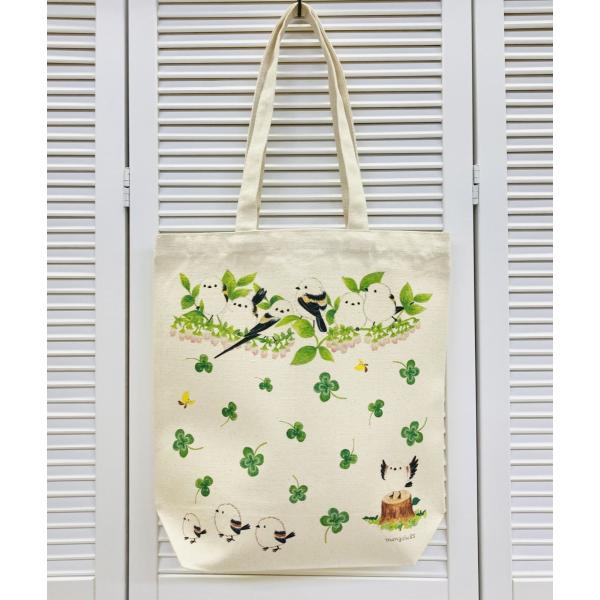 ブルーベリーの花と寄り添っているシマエナガちゃんと小さなシマエナガちゃんたちが描かれているかわいいトートバック♪ブルーベリーの花の薄ピンクと葉っぱの緑がみずみずしくシマエナガちゃんの表情も1羽1羽違っていてとても癒されるイラストです♪サイズ...