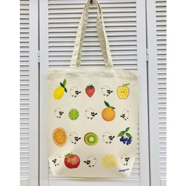 小さなシマエナガちゃんと美味しそうなフルーツのイラストが描かれているかわいいトートバック♪レモンやオレンジ、イチゴ、キューイ、ライム、ブルーベリー、リンゴのフルーツもみずみずしく描かれています♪サイズ感もA4サイズがちょうどよい感じで入りま...