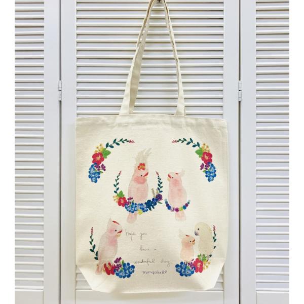 クルマサカオウムとタイハクオウムさんが描かれているかわいいトートバック♪サイズ感もA4サイズがちょうどよい感じで入ります♪通勤通学用のサブバックやエコバッグ代わりにも♪※内ポケットはついておりません※後ろは無地ですSize：約横34×縦35...