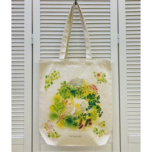 森の中に集まっていることりたちがとってもかわいいトートバック♪セキセイちゃんオカメちゃんコザクラちゃんアキクサちゃんたちの囀りが聴こえてきそうなイラストです(*^^*)サイズ感もA4サイズがちょうどよい感じで入ります♪通勤通学用のサブバック...