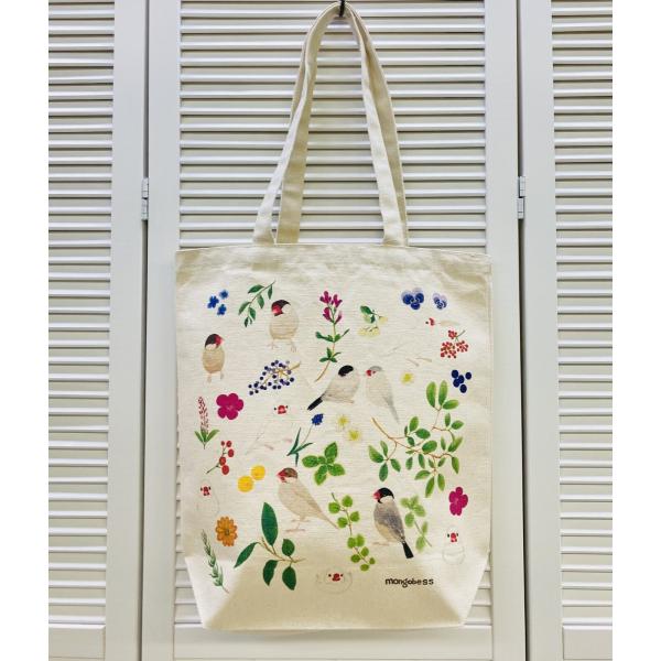 ナチュラルで優しいボタニカルな雰囲気のトートバック♪桜文鳥白文鳥シナモン文鳥が植物と一緒に描かれていてとってもかわいいです♪サイズ感もA4サイズがちょうどよい感じで入ります♪通勤通学用のサブバックやエコバッグ代わりにも♪※内ポケットはついて...