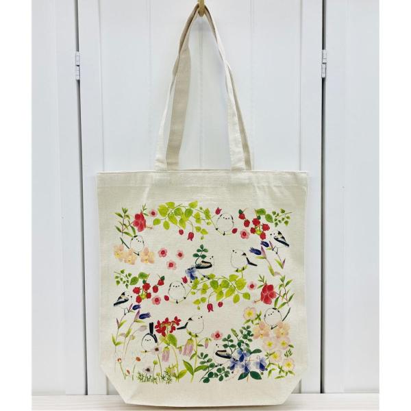 色鮮やかななお花中にシマエナガちゃんが戯れているナチュラルでさわやかなトートバックです♪細やかに描き込まれている葉っぱや草木なども素敵ですサイズ感もA4サイズがちょうどよい感じで入ります♪通勤通学用のサブバックやエコバッグ代わりにも♪※内ポ...