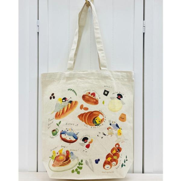 美味しそうなパンとかわいいことりがコラボしているトートバックです♪ことり好きさんへおすすめです☆彡サイズ感もA4サイズがちょうどよい感じで入ります♪通勤通学用のサブバックやエコバッグ代わりにも♪※内ポケットはついておりません※後ろは無地です...