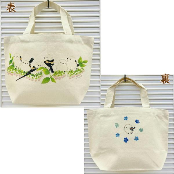 ブルーベリーの花と寄り添っているシマエナガちゃんが描かれているかわいいランチトートです♪※内ポケット付後ろにはブルーのお花に囲まれたシマエナガちゃんがワンポイントでプリントされています♪内ポケットが付いているのでスマホやハンカチなど分けて入...