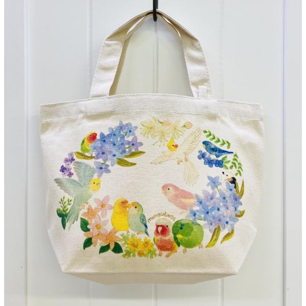 オカメさんやセキセイさんコザクラちゃん、アキクサちゃん、マメルリハちゃんシマエナガちゃんにボタンインコちゃんまで♪まさにことりパラダイス！！(*^^*)※内ポケット付ナチュラルな優しい鳥さんたちがとってもかわいいです♪内ポケットが付いている...