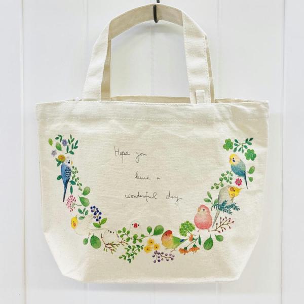 かわいい小鳥たちが草花のリースに止まっているナチュラルで大人かわいいランチトート♪後ろにはセキセイブルーちゃんセキセイレインボーちゃんコザクラちゃんの3羽が♪前も後ろもとってもかわいいですね(*^^*)Hope you have a won...