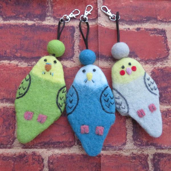 ネパールで、ひとつひとつハンドメイドにて製作されたキーケース。羊毛フェルトで作られたオリジナルデザイン、フェアトレードアイテムです。一点一点手作りで制作されていますのでお顔の表情、サイズ、形、デザインは1点1点違いがあります。ハンドメイド商...