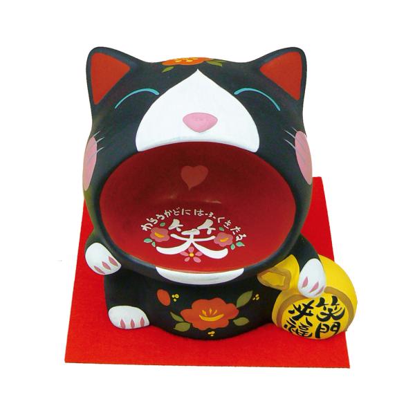 ご家庭では、玄関やリビング店舗やお仕事先ではレジ前や受付窓口におススメ♪笑う門には福来たる！ ぽっちゃり体系で大笑いした可愛らしい、猫貯金箱です。お口の中にも「笑」の文字が描かれています。愛猫家の方へのプレゼントにも最適♪Size約幅12×...