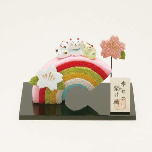 虹の上に3匹の猫が可愛い置物！小さなサイズなので、色々な場所に飾っていただけます。ちりめんの優しい風合いに癒されます。愛猫家の方へのプレゼントにも最適です。Size 約幅10×奥行7×高さ6.5cm※幅・奥行きは下の台のサイズです。素材 ち...