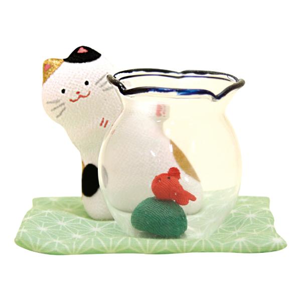 可愛い　小さな猫さんオブジェ！小さなサイズなので、色々な場所に飾っていただけます。金魚鉢の中の金魚もちりめんで作られています。ちりめんの優しい風合いに癒されます。愛猫家の方へのプレゼントにも最適です。Size 約幅9×奥行9×高さ6.5cm...