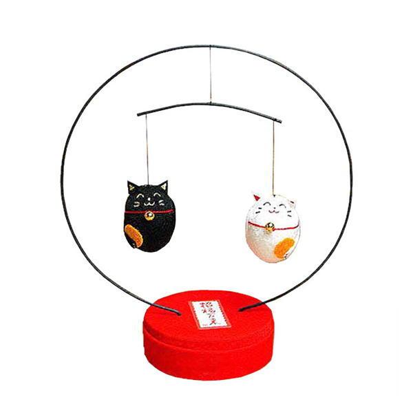 可愛い　猫さんモビール！優しくつつきたくなります♪ちりめんの優しい風合いに癒されます。愛猫家の方へのプレゼントにも最適です。Size 約幅12x奥行5x高さ13cm※奥行き・高さは台のサイズです。素材 レーヨンちりめん・他写真の商品と実際の...