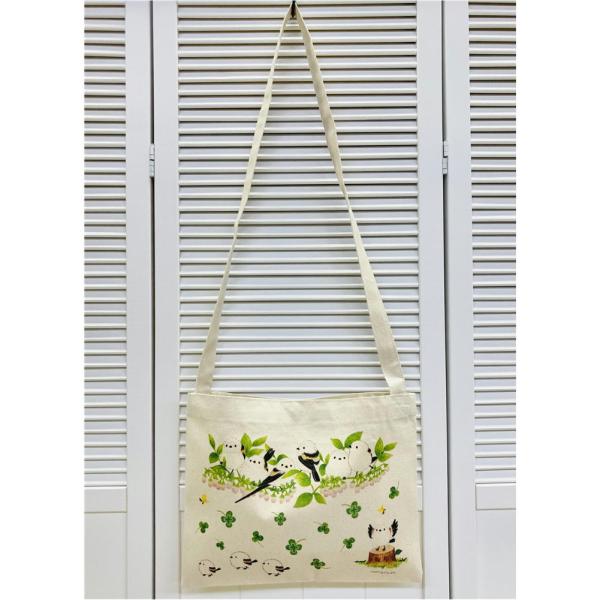 ブルーベリーの花と寄り添っているシマエナガちゃんと小さなシマエナガちゃんたちが描かれている大き目サイズのサコッシュ♪ブルーベリーの花の薄ピンクと葉っぱの緑がみずみずしくシマエナガちゃんの表情も1羽1羽違っていてとても癒されるイラストです♪ス...