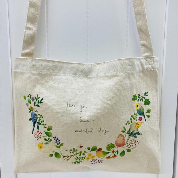 かわいい小鳥たちが草花のリースに止まっているナチュラルで大人かわいい大き目サイズのサコッシュ♪スマホ、お財布、ハンカチ、マスク、お化粧品以外にもA4サイズもすっぽり入るとっても便利でかわいい大きめサイズのサコッシュです♪※後ろは無地ですSi...