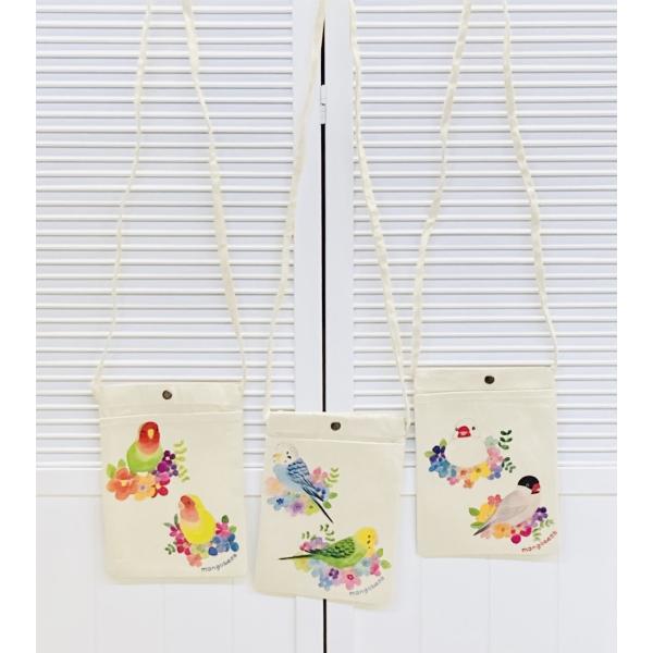 斜めがけしてちょうどよいサイズ感。お好きなとりさんを選んでください♪フロントにポケットがついてるのも嬉しいですね(*^^*)ちょっとそこまでアイテムもちょうどよく入る便利でかわいいサコッシュです♪Size：本体／約横17.0×縦24.0cm...