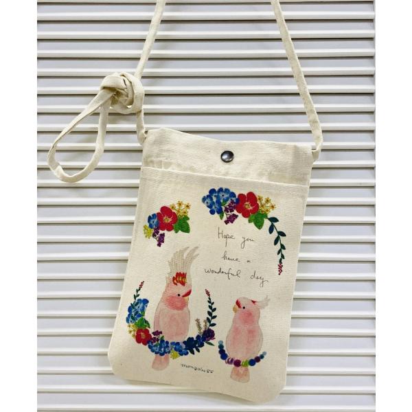 ピンクの身体がかわいいクルマサカオウムさんが描かれた斜めがけしてちょうどよいサイズ感。フロントにポケットがついてるのも嬉しいですね(*^^*)ちょっとそこまでアイテムもちょうどよく入る便利でかわいいサコッシュです♪Size：本体／約横17....