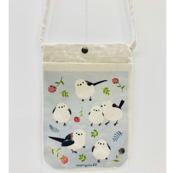 斜めがけしてちょうどよいサイズ感。シマエナガちゃんが描かれているかわいいサコッシュSです♪フロントにポケットがついてるのも嬉しいですね(*^^*)ちょっとそこまでアイテムもちょうどよく入る便利でかわいいサコッシュです♪Size：本体／約横1...