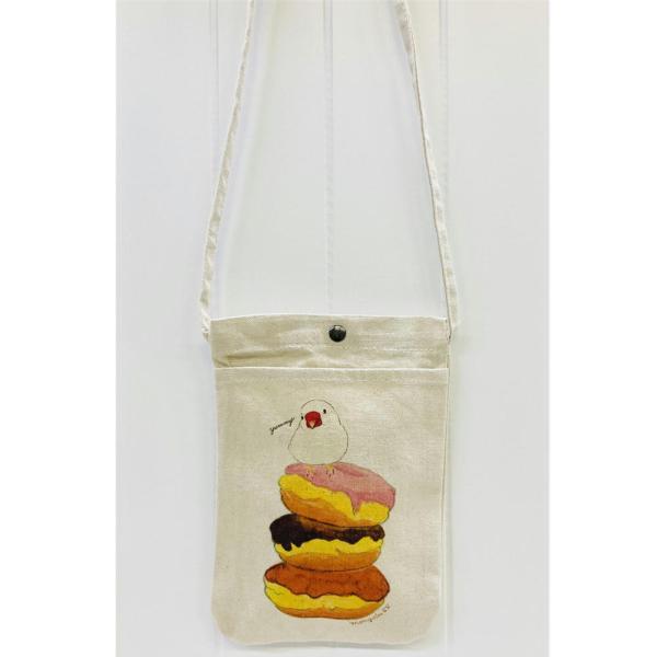 斜めがけしてちょうどよいサイズ感。美味しそうなドーナツの上にちょこんと乗っている白文鳥さんがとってもかわいいサコッシュ♪バランスをとって左側に寄っているところもかわいいですね(*^^*)ちょっとそこまでアイテムもちょうどよく入る便利でかわい...