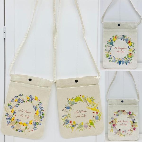 いろいろなポーズのことりさんがかわいい!!ナチュラルなデザインが素敵なリース柄のサコッシュSです♪フロントにポケットがついてるのも嬉しいですね(*^^*)ちょっとそこまでアイテムもちょうどよく入る便利でかわいいサコッシュです♪Size：本体...