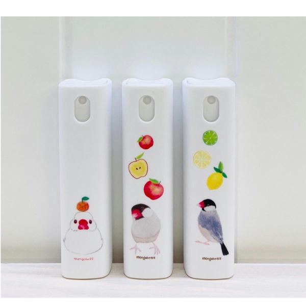 かわいいフルーツと文鳥さんたちが描かれている携帯用スプレーボトル♪♪※アルコール対応※アルコールは入ってません白文鳥さんはみかん♪桜文鳥さんはレモン♪シナモン文鳥さんにはアップル♪フルーツとの相性もばっちりです☆携帯用なので毎日持ち歩くのに...