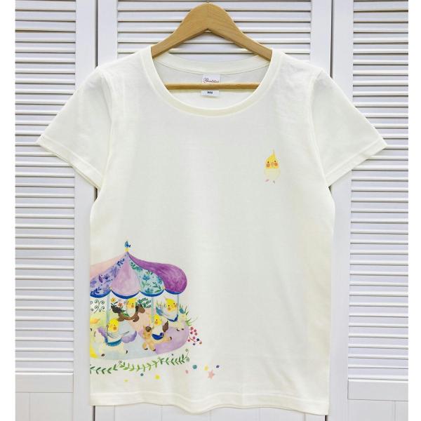 メリーゴーランドに乗っているオカメちゃんがとってもかわいいTシャツです♪胸のワンポイントも さりげなくてかわいい♪ 春秋はパーカーを羽織って♪ 夏は一枚で♪一年中ことりちゃんと一緒に いれるTシャツです(*^^*) 【カラー】ナチュラルホワ...