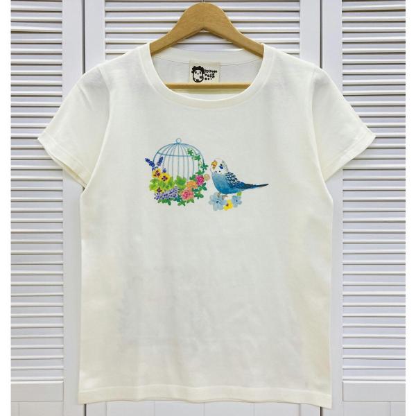 鳥かごとセキセイインコちゃんが描かれたとってもかわいいTシャツです♪後ろにはブランコに乗ったセキセイインコペアが♪ 春秋はパーカーを羽織って♪ 夏は一枚で♪一年中インコちゃんと一緒に いれるTシャツです(*^^*) 【カラー】ナチュラルホワ...