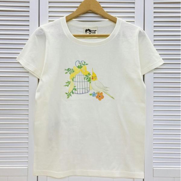 鳥かごとオカメインコちゃんが描かれたとってもかわいいTシャツです♪後ろにはブランコに乗ったオカメインコペアが♪ 春秋はパーカーを羽織って♪ 夏は一枚で♪一年中インコちゃんと一緒に いれるTシャツです(*^^*) 【カラー】ナチュラルホワイト...