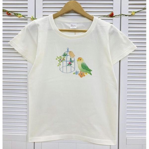 鳥かごとコザクラインコちゃんが描かれたとってもかわいいTシャツです♪後ろにはブランコに乗ったコザクラインコペアが♪ 春秋はパーカーを羽織って♪ 夏は一枚で♪一年中インコちゃんと一緒に いれるTシャツです(*^^*) 【カラー】ナチュラルホワ...
