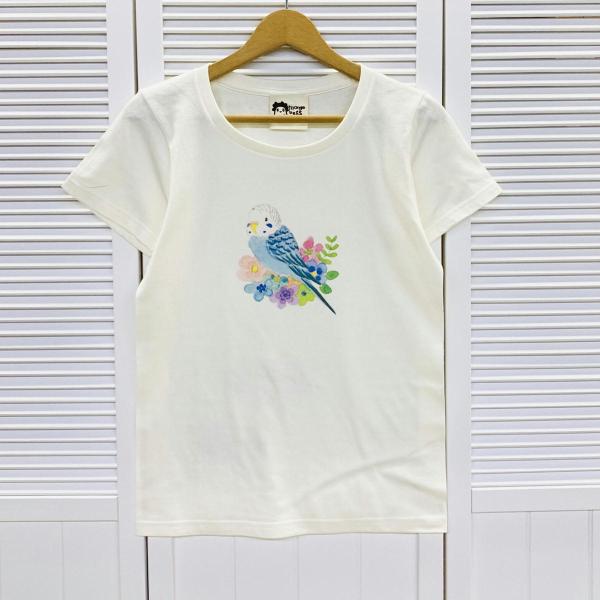 色鮮やかなセキセイインコちゃんが描かれたとってもかわいいTシャツです♪後ろにはグリーンとレインボーちゃん♪ 春秋はパーカーを羽織って♪ 夏は一枚で♪一年中インコちゃんと一緒に いれるTシャツです(*^^*) 【カラー】ナチュラルホワイトの2...