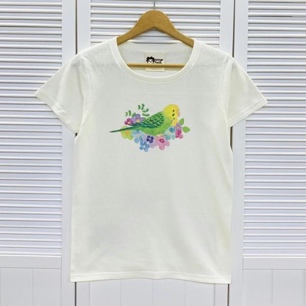 色鮮やかなセキセイインコちゃんが描かれたとってもかわいいTシャツです♪後ろにはブルーとレインボーちゃん♪ 春秋はパーカーを羽織って♪ 夏は一枚で♪一年中インコちゃんと一緒に いれるTシャツです(*^^*) 【カラー】ナチュラルホワイトの2カ...