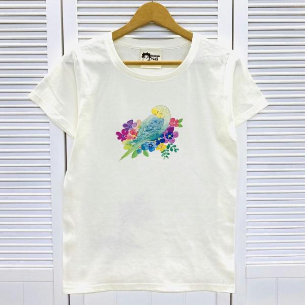 色鮮やかなセキセイインコちゃんが描かれたとってもかわいいTシャツです♪後ろにはブルーとグリーンちゃん♪ 春秋はパーカーを羽織って♪ 夏は一枚で♪一年中インコちゃんと一緒に いれるTシャツです(*^^*) 【カラー】ナチュラルホワイトの2カラ...