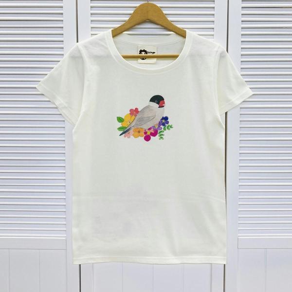 お花の上にちょこんと乗っている文鳥(桜)さんが描かれたとってもかわいいTシャツです♪後ろには白文鳥とシナモン文鳥ちゃん♪ 春秋はパーカーを羽織って♪ 夏は一枚で♪一年中ことりさんと一緒に いれるTシャツです(*^^*) 【カラー】ナチュラル...
