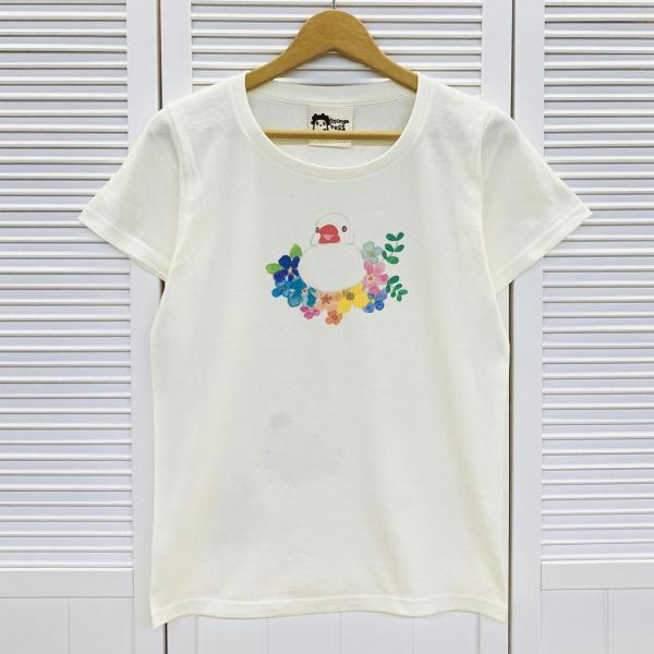 お花の上にちょこんと乗っている文鳥(白)さんが描かれたとってもかわいいTシャツです♪後ろには桜文鳥とシナモン文鳥ちゃん♪ 春秋はパーカーを羽織って♪ 夏は一枚で♪一年中ことりさんと一緒に いれるTシャツです(*^^*) 【カラー】ナチュラル...