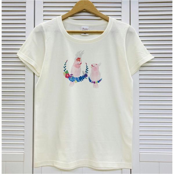 ふんわり優しい色使いがかわいいTシャツ♪ピンクの身体と赤い冠羽が綺麗に描かれているかわいいTシャツです(*^^*)スカートに合わせてフェミニンに♪パンツに合わせてカジュアルに♪肌寒いときはパーカーを羽織っても♪【カラー】ナチュラルホワイトの...