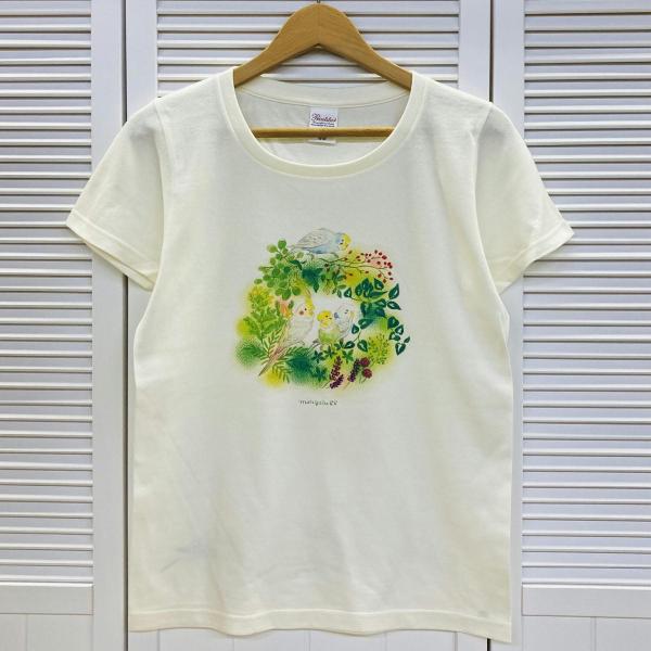 森の中に集まっていることりたちが描かれたかわいいTシャツ♪鳥さんたちの囀りが聴こえてきそうなイラストです(*^^*)春秋はパーカーを羽織って♪ 夏は一枚で♪一年中ことりちゃんと一緒に いれるTシャツです(*^^*) 【カラー】ナチュラルホワ...