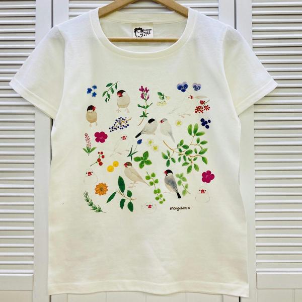 ナチュラルで優しいボタニカルな雰囲気のTシャツ♪文鳥が植物と一緒に描かれていてとってもかわいいです♪春秋はパーカーを羽織って♪ 夏は一枚で♪一年中ことりちゃんと一緒に いれるTシャツです(*^^*) 【カラー】ナチュラルホワイトの2カラーで...