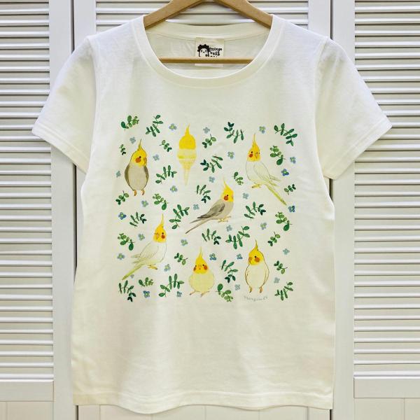 ナチュラルで優しいボタニカルな雰囲気のTシャツ♪青花や葉っぱなどの植物と一緒に描かれていてとってもかわいいです♪春秋はパーカーを羽織って♪ 夏は一枚で♪一年中ことりちゃんと一緒に いれるTシャツです(*^^*) 【カラー】ナチュラルホワイト...