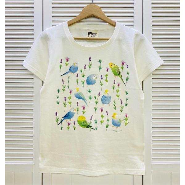 ナチュラルで優しいボタニカルな雰囲気のTシャツ♪ラベンダーとセキセイちゃんが一緒に描かれていてとってもかわいいです♪春秋はパーカーを羽織って♪ 夏は一枚で♪一年中ことりちゃんと一緒に いれるTシャツです(*^^*) 【カラー】ナチュラルホワ...