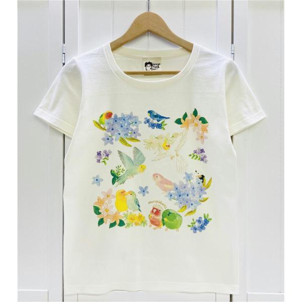 ふんわり優しい色使いがかわいいTシャツ♪鳥さんたちの囀りが聴こえてきそうなイラストです(*^^*)スカートに合わせてフェミニンに♪パンツに合わせてカジュアルに♪肌寒いときはパーカーを羽織っても♪【カラー】ナチュラルホワイトの2カラーです☆S...