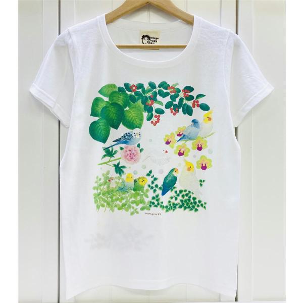 みずみずしい緑に囲まれてかわいいことりたちが生き生きと描かれている癒しのTシャツ♪スカートに合わせてフェミニンに♪パンツに合わせてカジュアルに♪肌寒いときはパーカーを羽織っても♪【カラー】ナチュラルホワイトの2カラーです☆Size：■WM着...