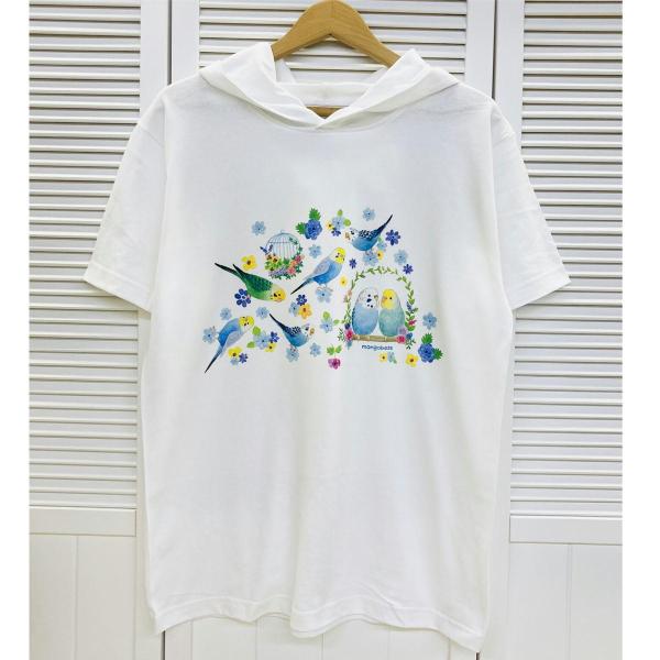 鳥かごとセキセイインコちゃんが描かれたとってもかわいいフーディTシャツです♪ちらっと見えるフード部分に鳥かごとセキセイちゃんがプリントされていて、とってもかわいいです♪大き目サイズなのでスカートやデニムにイン、アウト、どちらでもバランスよく...