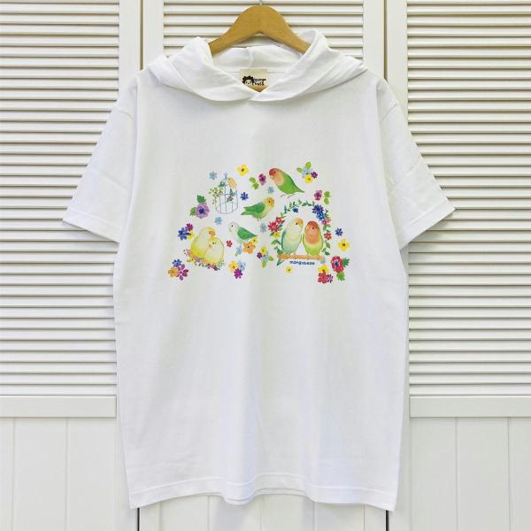鳥かごとコザクラインコちゃんが描かれたとってもかわいいフーディTシャツです♪ちらっと見えるフード部分に鳥かごとコザクラちゃんがプリントされていて、とってもかわいいです♪大き目サイズなのでスカートやデニムにイン、アウト、どちらでもバランスよく...