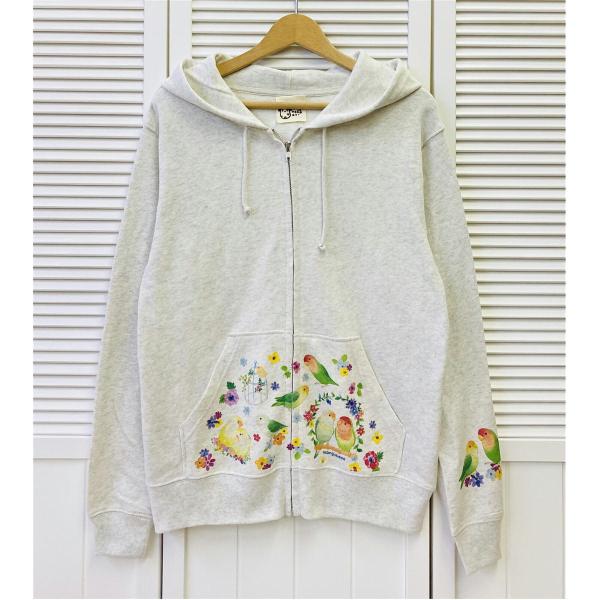 鳥かごとコザクラインコちゃんが描かれたとってもかわいいジップパーカーです♪ポケット部分以外にもフードやお袖にもプリントが入っています♪フードや袖口にもプリントがあると肩や袖にとりさんがとまっているみたい♪いつでもコザクラちゃんと一緒にいられ...