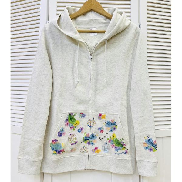 お花とセキセイインコちゃんが描かれたとってもかわいいジップパーカーです♪ポケット部分以外にもフードやお袖にもプリントが入っています♪フードや袖口にもプリントがあると肩や袖にとりさんがとまっているみたい♪いつでもセキセイインコちゃんと一緒にい...